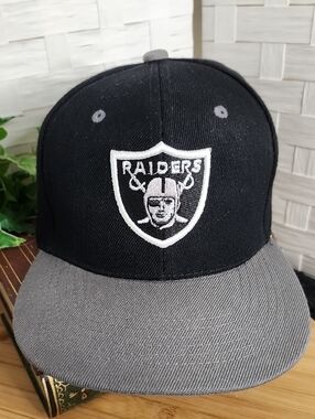 👉NFL *RAIDERS* EMBROIDERED SHIELD LOGO SNAPBACK HAT ~OS ~BLACK & GREY